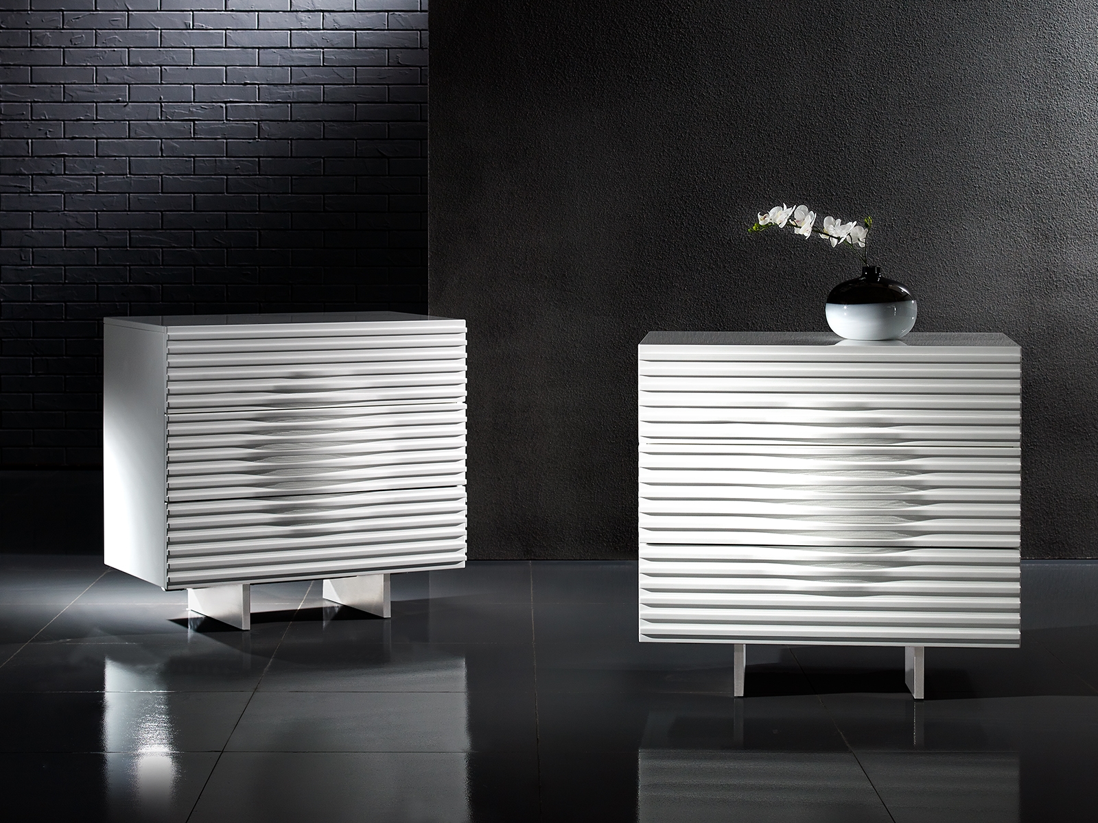 Moon dresser in white high gloss.